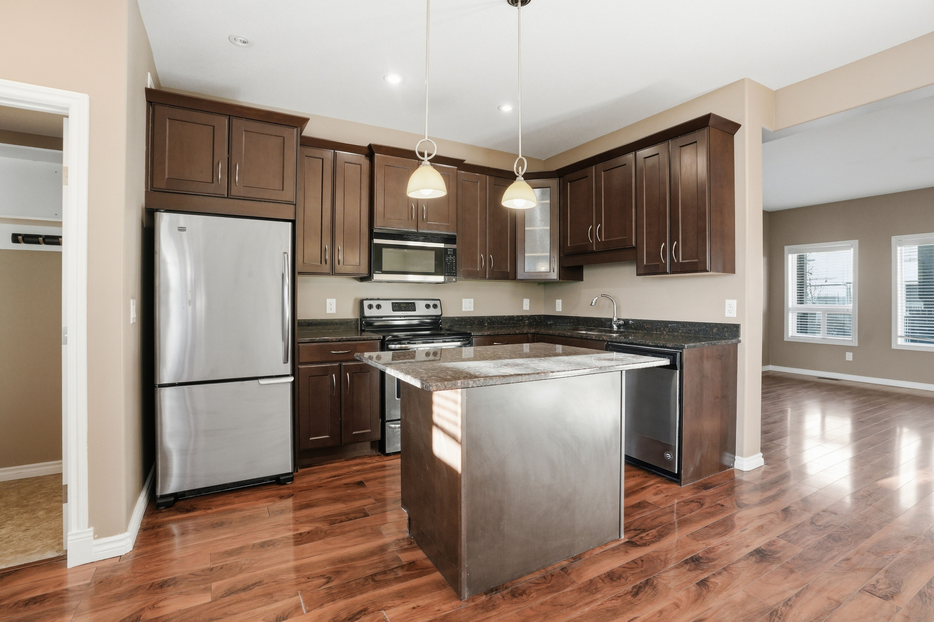 Willowgrove小学·带独立后院的3房联排出售·118 Shepherd Cres——林与唐地产 - 4